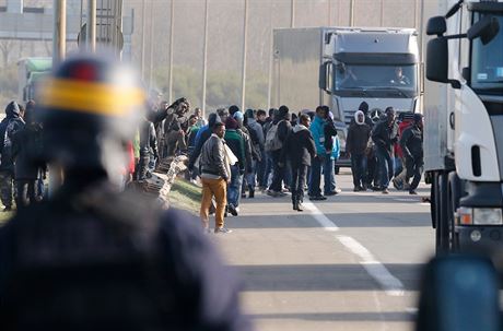 Imigranti prchají ped francouzskou policií v Calais.