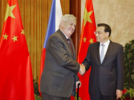 Prezident Milo Zeman s ínským premiérem Li Kche-chiangem v Pekingu. Na...