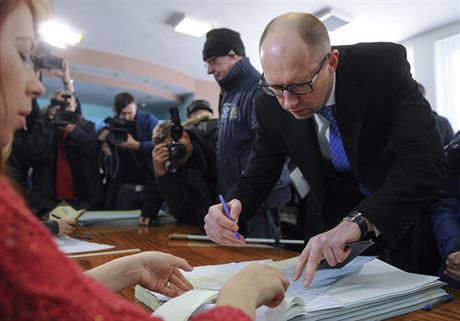 Ukrajinsk premir Arsenij Jaceuk u voleb.