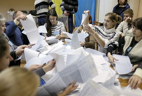 Sítání výsledk ukrajinských voleb.