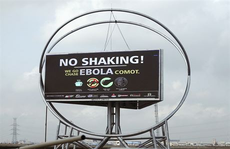 Plakát varující ped ebolou v nigerijském Lagosu. Slogan hlásá neteste si...