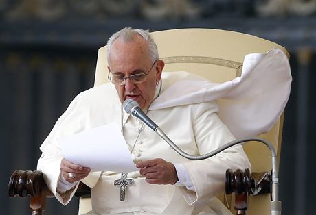 Pape Frantiek na Svatopetrském námstí hovoí k vícím.