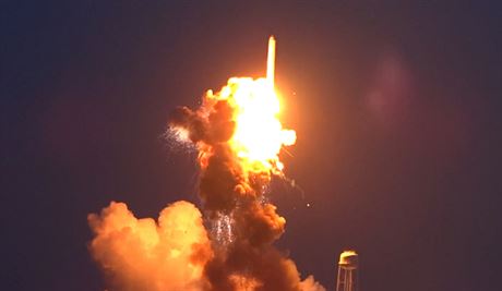 Exploze soukromé americké rakety Antares pi startu k ISS.