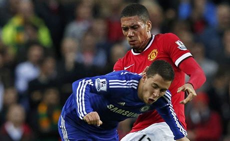 Chris Smalling (vpravo) se sna obrat o m Edena Hazarda.