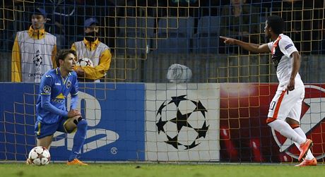 Luiz Adriano ze achtaru Donck slaví jeden ze svých pti gól v brance Bate...