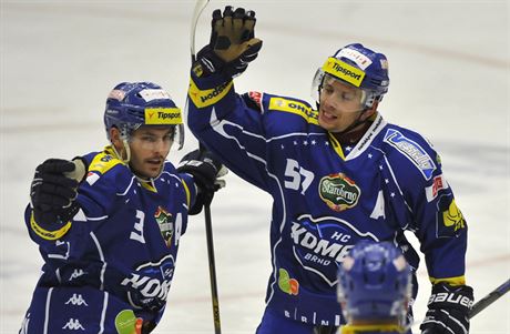 Hokejist Brna Michal Kempn (vlevo) a Jan Hruka.