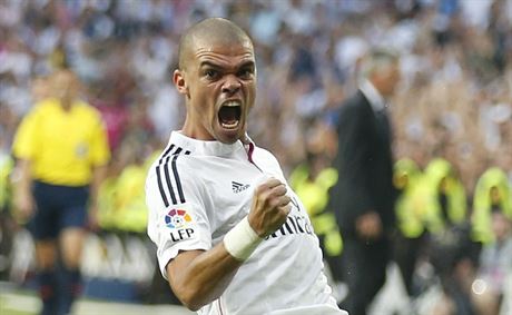 Pepe z Realu Madrid slaví gól proti Barcelon.