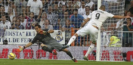 Pepe z Realu Madrid pekonv Cladia Brava v brance Barcelony.