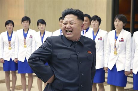 Rozzáený Kim ong-un ve spolenosti severokorejských atletek (ilustraní...