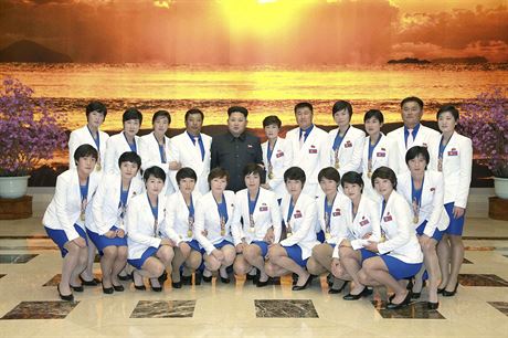 Kim ong-un a zlat severokorejsk atletky (fotografii vydala KCNA 19. jna,...