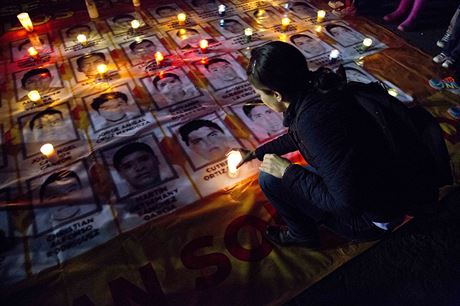 Svíky za zmizelé studenty. Desítky tisíc lidí poadovaly v ulicích mexické...