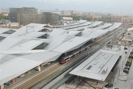 Pro Wien Hauptbahnhof jsou typick prohnut ocelov stechy. Stavba zaala u v...