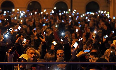 Lid v Budapeti protestuj proti plnovanmu zdann internetu.