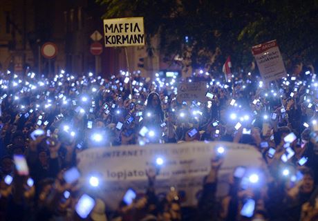 Deseti tisíce lidí demonstrovaly v Budapeti proti návrhu zdanit internet.