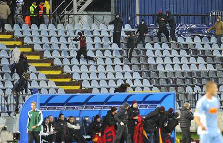 Chulign rozpoutali na stadionu nsil. Zpas mezi Slovanem a Spartou byl ve...