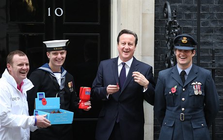 Britský premiér David Cameron po nákupu makety kvtu máku v rámci charitativní...