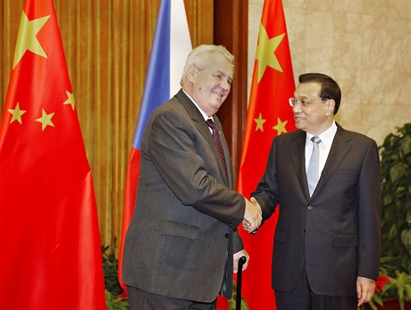 Prezident Miloš Zeman s čínským premiérem Li Kche-čchiangem v Pekingu. Na...