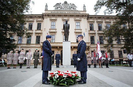 Poloení slavnostních vnc ped Masarykovu univerzitu v Brn