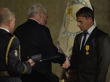Režisér Filip Renč (vpravo) obdržel od prezidenta Miloše Zemana 28. října na...