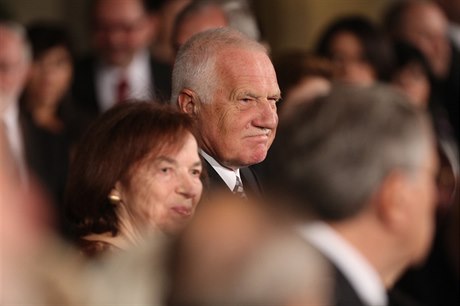 Na pedávání státních vyznamenání 28. íjna dorazil i Václav Klaus s chotí.