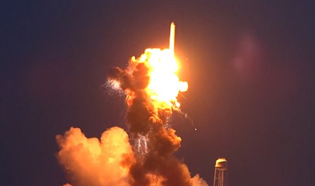 Exploze soukromé americké rakety Antares pi startu k ISS.