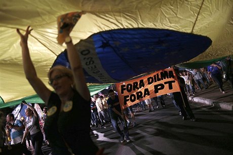 Pryč s Dilmou. Pryč se Stranou pracujících. Příznivci sociálnědemokratického kandidáta Aécia Nevese, který se v nedělních volbách utká se současnou prezidentkou Dilmou Rousseffovou.