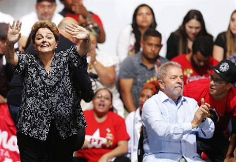 Prezidentka Dilma Rousseffová bhem pedvolební kampan s pedchozí hlavou...