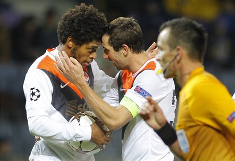Luiz Adriano ze achtaru Donck slaví jeden ze svých pti gól v brance Bate...