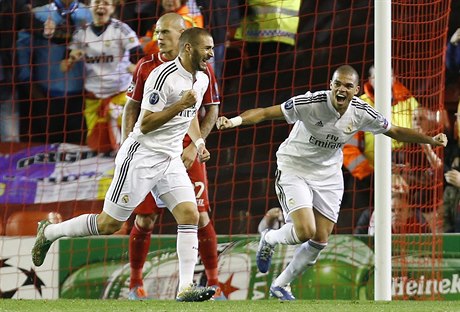 Karim Benzema oslavuje branku do sítě Liverpoolu