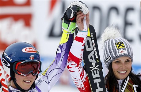 Americká lyžařka Mikaela Shiffrinová a Anna Fenningerová z Rakouska slaví...