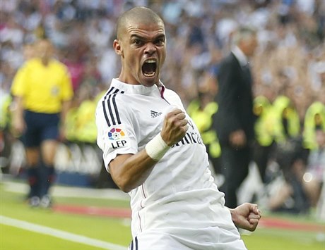 Pepe z Realu Madrid slaví gól proti Barceloně.