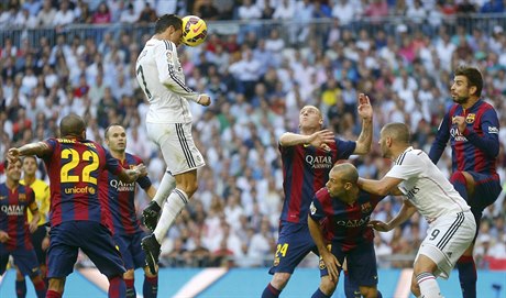 Ronaldo se snaží skórovat hlavou.