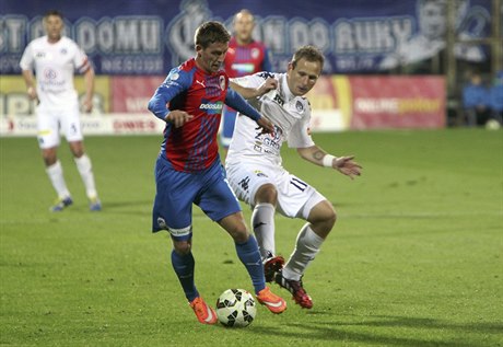 Zleva Ondřej Vaněk (Plzeň) a Jiří Valenta (1. FC Slovácko).