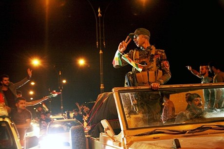 Skupina iráckých kurdských bojovník pemerg, míící na pomoc syrskému mstu...