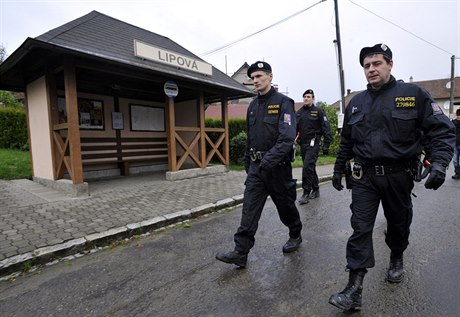 Na snímku policie kontroluje oputné domy v Lipové