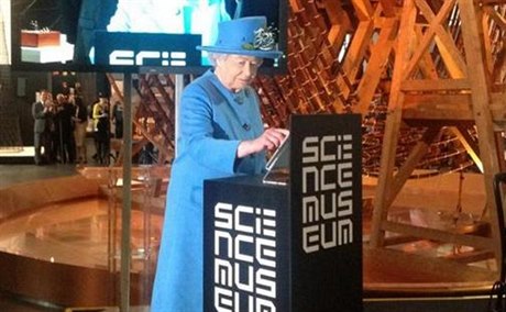 Královna Albta poslala svj první tweet, z dotykového pístroje na londýnské...