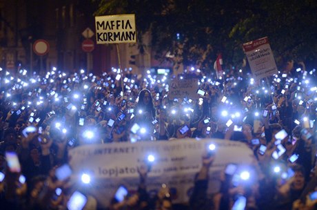 Deseti tisíce lidí demonstrovaly v Budapeti proti návrhu zdanit internet.