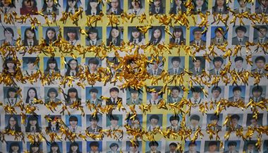 Fotografie student, kte zahynuli pi potopen jihokorejskho trajektu Sewol...