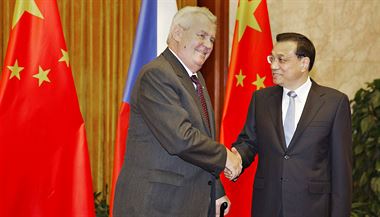 Prezident Miloš Zeman s čínským premiérem Li Kche-čchiangem v Pekingu. Na...