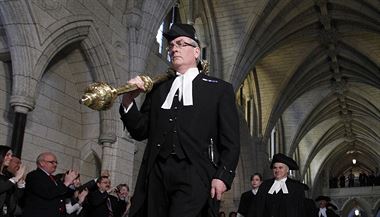Kevin Vickers bhem zasedn parlamentu: v ernm obleku, trohm klobouku a s...