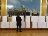 Mu stojí ped volebními kandidátkami v Kyjev.