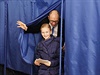 Ukrajinský premiér Jaceuk s dcerou Sofií pi vycházení zpoza volební plenty.