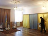 Mu vychází zpoza volební plenty bhem ukrajinských voleb.