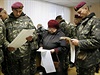Na Ukrajin volí babiky i vojáci.