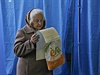 Ukrajinské babiky chodí k volbám po cest z nákup.