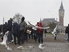 Imigranti ekají na denní pídl jídla v Calais.