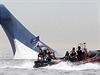 Jihokorejtí záchranái se snaí zachránit tonoucí z trajektu Sewol, který se...