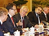 Prezident Miloš Zeman (uprostřed) zabrán do hovoru s čínským premiérem Li...