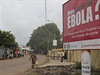Billboard upozorující na nebezpeí eboly v Guineji.