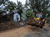 Odklízení trosek po sesuvu pdy na Srí Lance